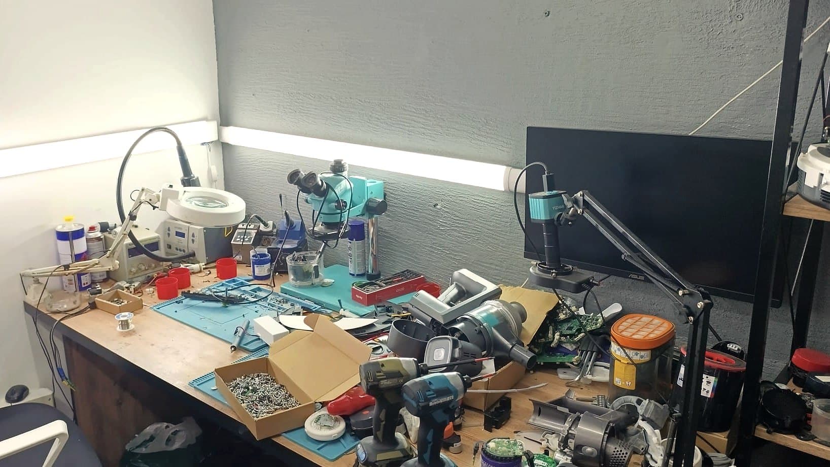 Elektronik kart onarım tezgâhı; solda stereo mikroskop, sağda monitöre bağlı kamera mikroskobu
